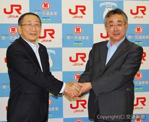 業務提携し握手する青柳社長（左）と田中社長