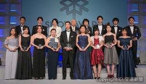 贈賞式に出席した阪本部長（後列右から４人目）ら　＝全日本スキー連盟提供＝