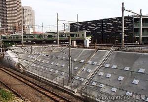 棒状補強材を整備した山手線恵比寿―目黒間の盛土区間（ＪＲ東日本提供）