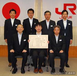 受賞した福岡氏（前列中央）を囲む青柳社長（同左）ら関係者
