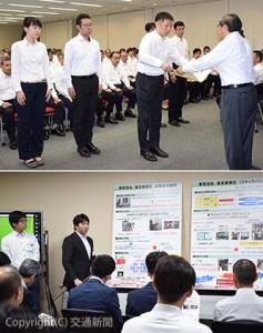 ㊤深澤社長（右）から表彰状を受け取る受賞箇所代表㊧今回初めて行われた事例発表会