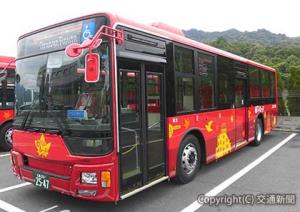 「めいぷる～ぷ」に新規に導入された大型バス２台（中国ジェイアールバス提供）