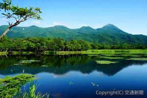 知床連山を湖面に映す知床五湖（JR北海道提供）