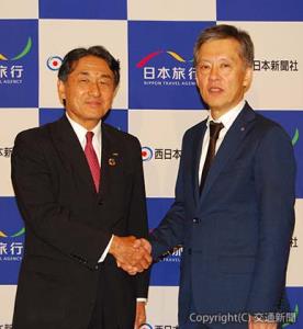 提携を発表し握手する堀坂社長（左）と柴田社長