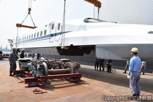 １号車は１９日にリニア・鉄道館に到着し、台車への据え付け作業が行われた