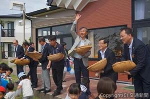 関係者が地元の子どもたちにお菓子を振る舞った（トッキー提供）