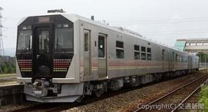 ８月１９日に営業運転を開始する新型電気式気動車「ＧＶ―Ｅ４００系」＝ＪＲ新潟支社提供＝