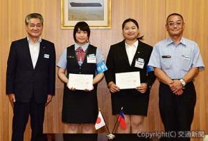 授与式に出席した（左から）半井社長と呉さん、黃さん、前川駅長