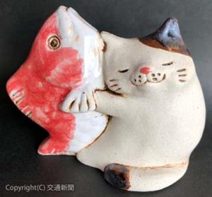 魚を抱えた猫が愛らしい陶人形（ＪＲ東日本リテールネット提供）
