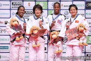 表彰式でメダルを手にする土井選手（左から２人目）＝ＪＲ東日本提供＝