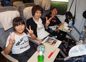 北海道新幹線に乗った子どもたちには笑顔があふれた（ＪＲ北海道労組提供）