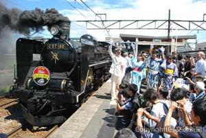 出発合図する神田駅長（左端）ら＝新津駅＝