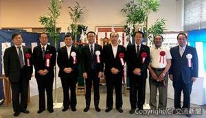 竣工式に出席した中島社長（左から３人目）ら　＝ＪＲ東日本提供＝