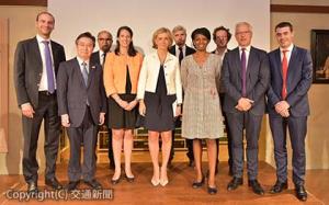 ペクレス議長（前列中央）を囲む田端観光庁長官（左から２人目）＝フランス観光開発機構提供＝