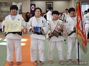 優勝したＪＲ東日本女子柔道部の（左から）井上、宇野、甫木、長内の各選手（ＪＲ東日本提供）