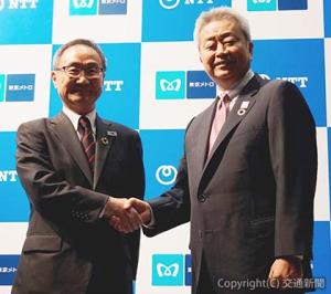 握手する山村社長（左）と澤田社長