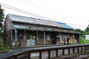 古い木造駅舎が、秘境駅のイメージを盛り上げる
