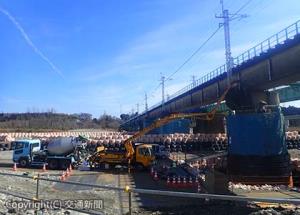 大宮支社管内のせん断破壊先行型の高架橋と橋脚は、新幹線、在来線ともに耐震補強対策が完了している（ＪＲ大宮支社提供）
