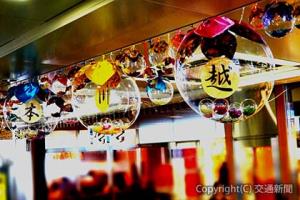 本川越駅構内で装飾されている風船「はなてまり」＝西武提供＝