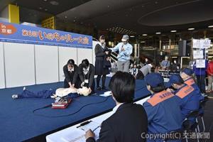 昨年度の「いのちのリレー大会」で一次救命処置を実演する高校生チーム（ＪＲ西日本あんしん社会財団提供）