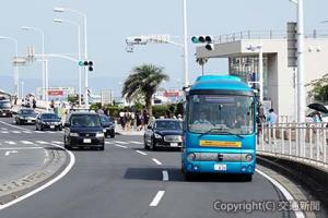 小田急自動運転車両。小型バス（日野ポンチョ）にレーダーやセンサー、カメラ、通信機器などを搭載