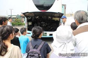 市民を中心に約６０人が参加したバス車庫見学会（ジェイアールバス関東提供）