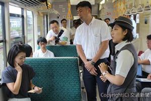 最優秀賞を受賞した山田千尋社員（右）。「五能線『リゾートしらかみ』車内で座席が汚れていて座れない」というトラブルに的確に対処した