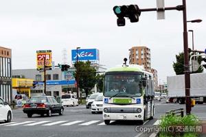 実証実験で浦和美園駅近くの公道を走る自動運転バス