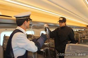 新幹線車内で行われた合同トラブル対応訓練