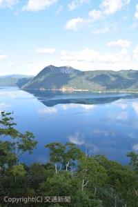 世界でも有数の透明度を誇る摩周湖は流入・流出河川がなく、ほぼ一定の水位を保つ。最大水深は約２１０㍍