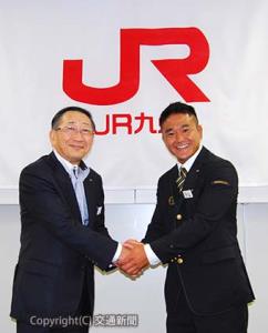 活躍を誓い青柳社長と握手する外薗選手（右）