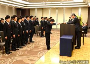 辞令を手渡す真貝社長（右）