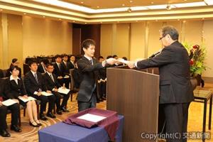 内定通知書を手渡す永田本部長（右）＝ＪＲ貨物提供＝