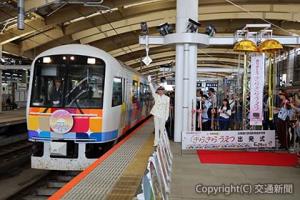 出発合図する鈴木駅長（ＪＲ新潟支社提供）
