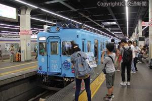 難波駅で行われた車内見学会（南海電気鉄道提供）