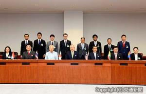 冨田会長（前列中央）を表敬訪問した研修生ら