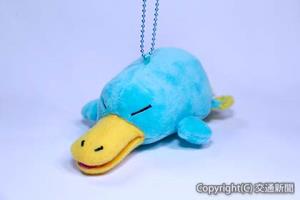 イコちゃんの新グッズ、寝そべりマスコット（ジェイアール西日本商事提供)