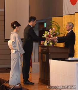 来島社長（右）から表彰状を授与される受賞者