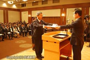 島田社長（右）から表彰状を受ける森部長