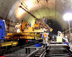 トンネル内部の大規模改修工事の様子（ＪＲ東海提供）