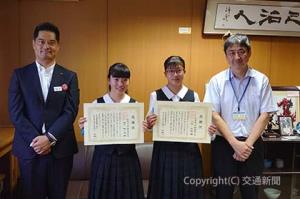 西川支社長（左端）から感謝状を贈呈された武雄高校の生徒ら（ＪＲ長崎支社提供）