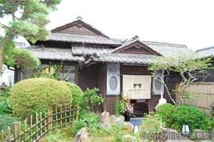 落ち着いた構えを見せる母屋