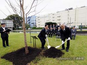植樹を行う正田会長（右）と熊谷理事長（鉄道総研提供）