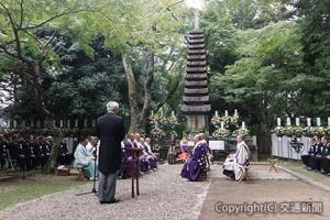 追悼の言葉を述べる来島社長（ＪＲ西日本提供）
