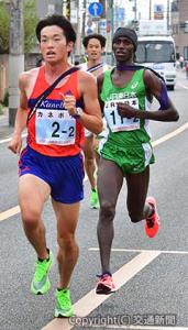 ２区（インターナショナル区間）で力走するクイラ選手㊨