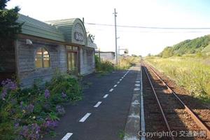 厚賀駅舎。列車が走らなくなって５年近くが経過した