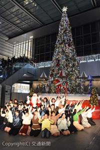 桜台高校ダンス部のメンバーとゲートタワー１階エントランスのクリスマスツリー