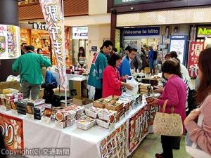 大勢の来場者でにぎわう「水戸駅駅弁まつり」＝ＪＲ水戸支社提供＝