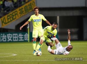 今季限りでの現役引退を発表したＭＦ佐藤勇（７）を７５分に投入ⒸＪＥＦＵＮＩＴＥＤ