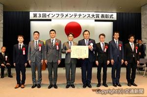 国土交通大臣賞を受賞したＪＲ東日本など３社関係者